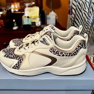 Ladies sneakers